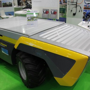 This robot is equipped with PTO drive and a hitch, which makes it possible to attach some standard field implement.