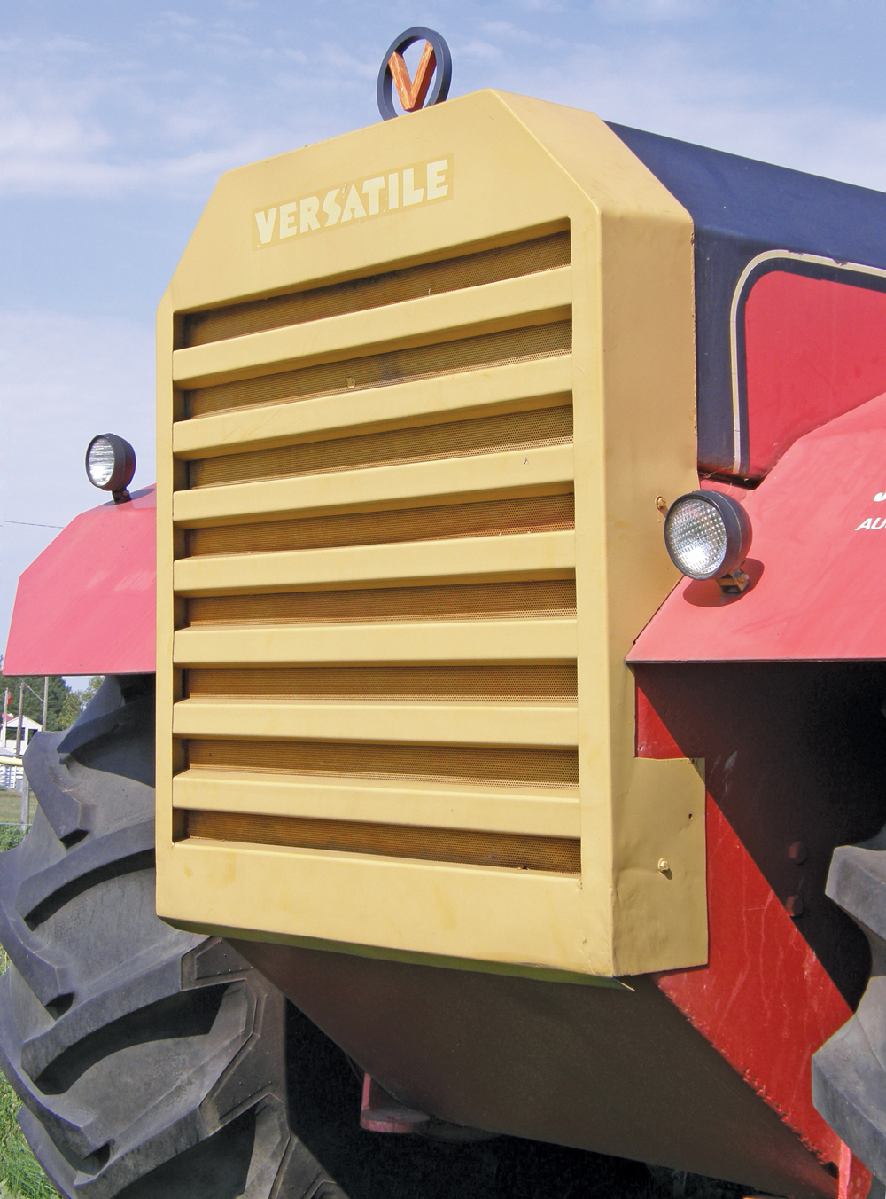 Behind the grille was a 2,082-litre fuel tank, which had to be kept at least half full during field trials to balance the tractor and maximize traction. Letting it run low put too much strain on the rear axles.