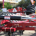 Large implements, like air drills, place very high hydraulic demands on a tractor. Only an efficient hydraulic system is up to the job of handling them.
