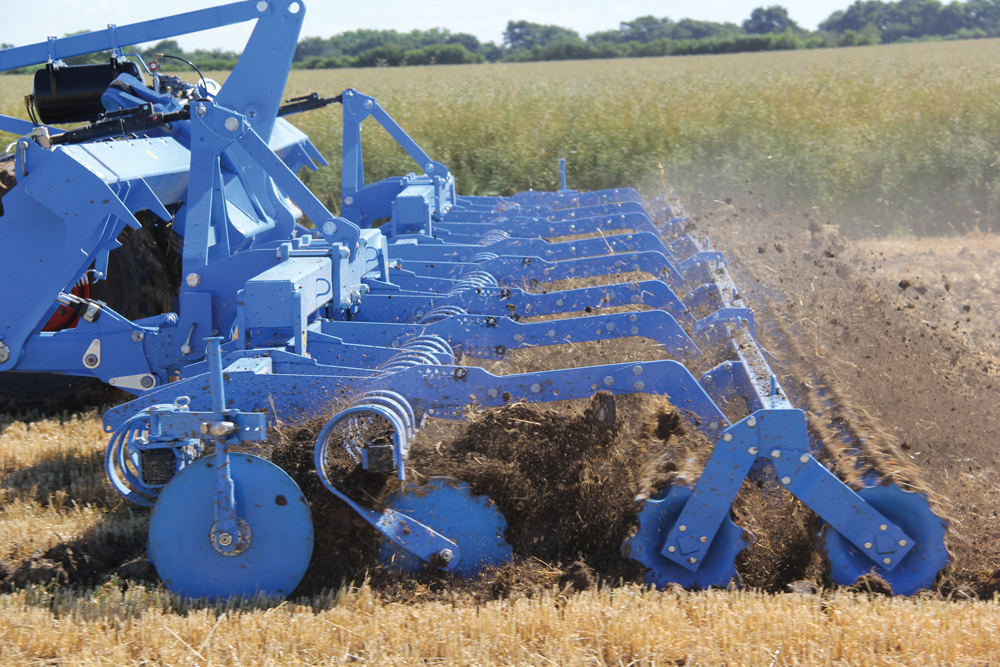 High field speeds and disc angle create mixing action by throwing up soil.