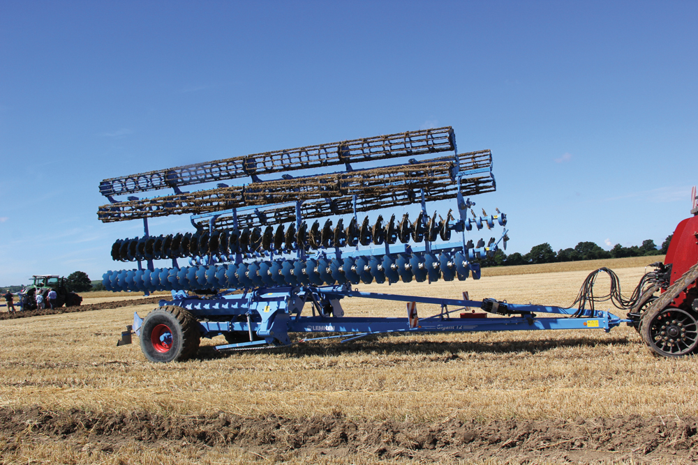 The Gigant System folds forward for  a narrow road transport width.