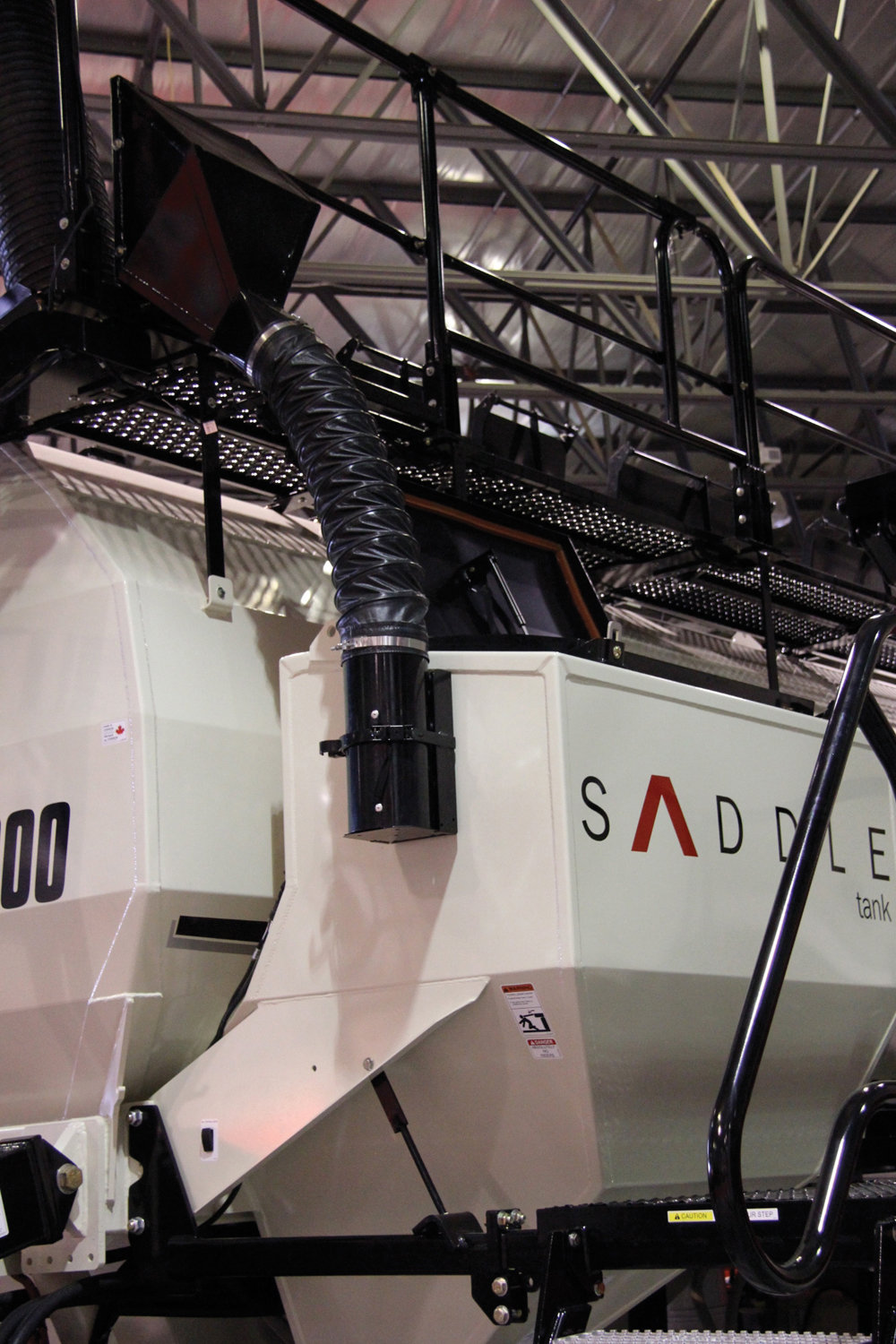 An optional feature on Bourgault’s 7000 Series carts allows for filling the saddle tank with the cart’s loading conveyor or auger.