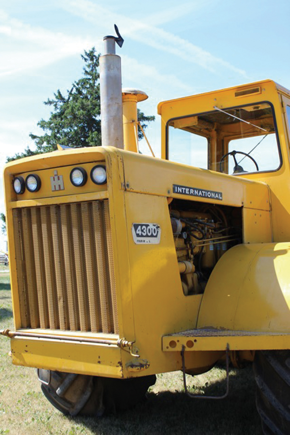 Under the hood, the 4300 used a 13.4 litre diesel that delivered 204 horsepower to the drawbar.