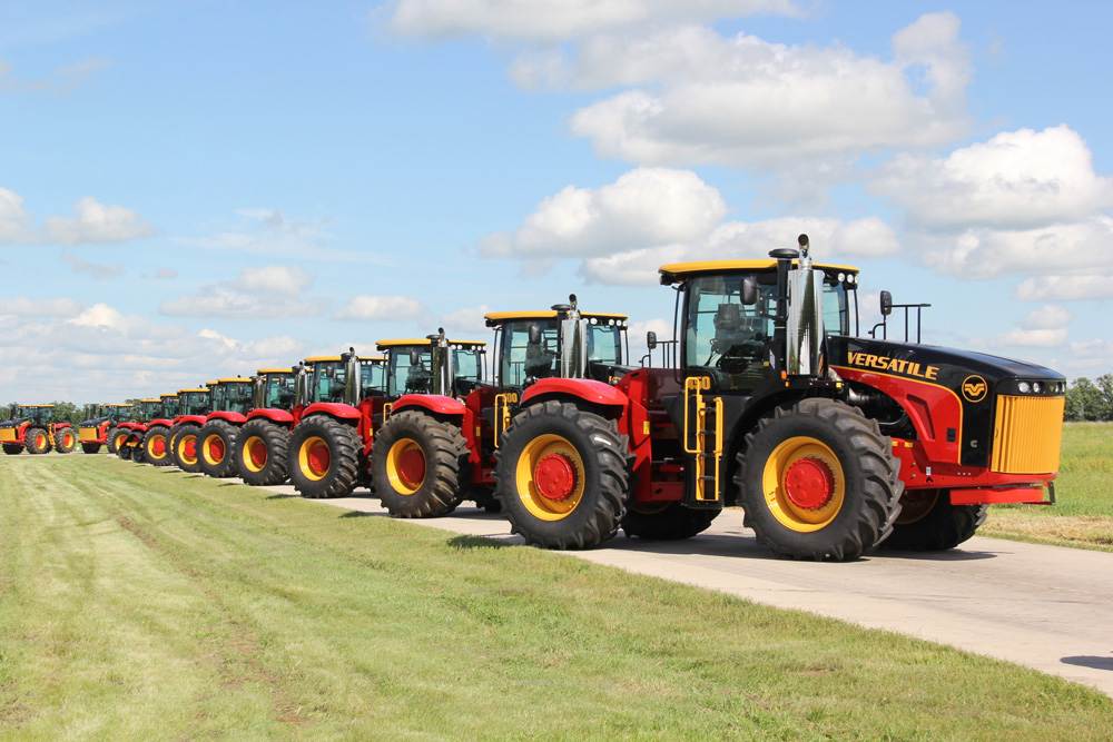 We’ve shown you the Legendary Limited Edition Versatiles in the pages of Grainews before, but they’re worth another look. With a stop-you-in-your-tracks paint scheme, the original announcement was made very late in 2015 and orders were still being taken into early 2016. The keys for all 50 machines were presented to their owners at a special event just outside Winnipeg late last summer.