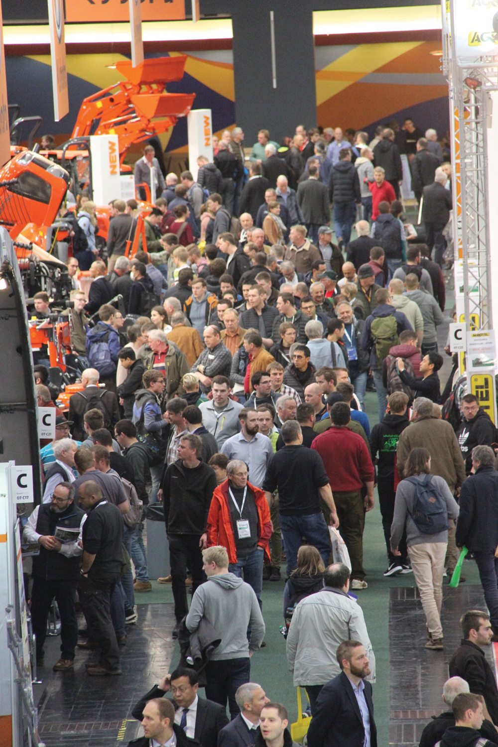 The most interesting and eye-catching exhibits tend to attract very large crowds, sometimes making getting past them in the aisle a bit of a chore. 