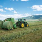 Deere’s new A520R Plus2 Accumulator carries up to two round bales
behind the baler while the third is made in the chamber. The accumulators
are compatible with 6, 7, 8, 9 and 0 Series round balers.