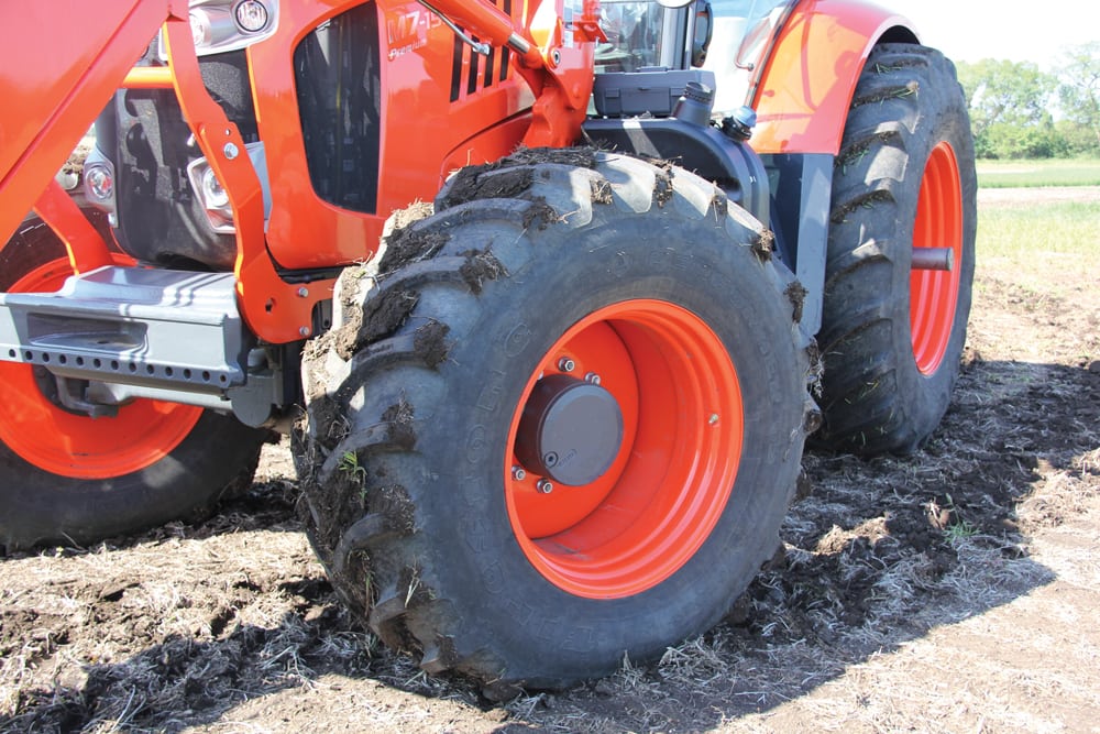 Both test tractors were equipped with wide 520mm tires on the front axles.