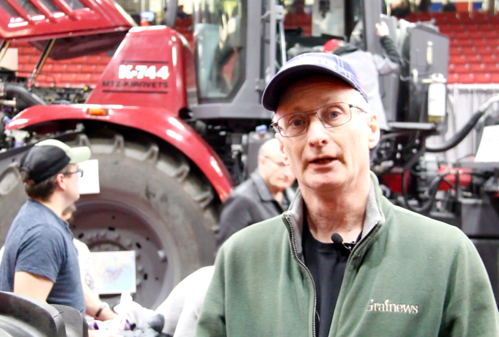 VIDEO: Kirovets K-744 tractor turns heads