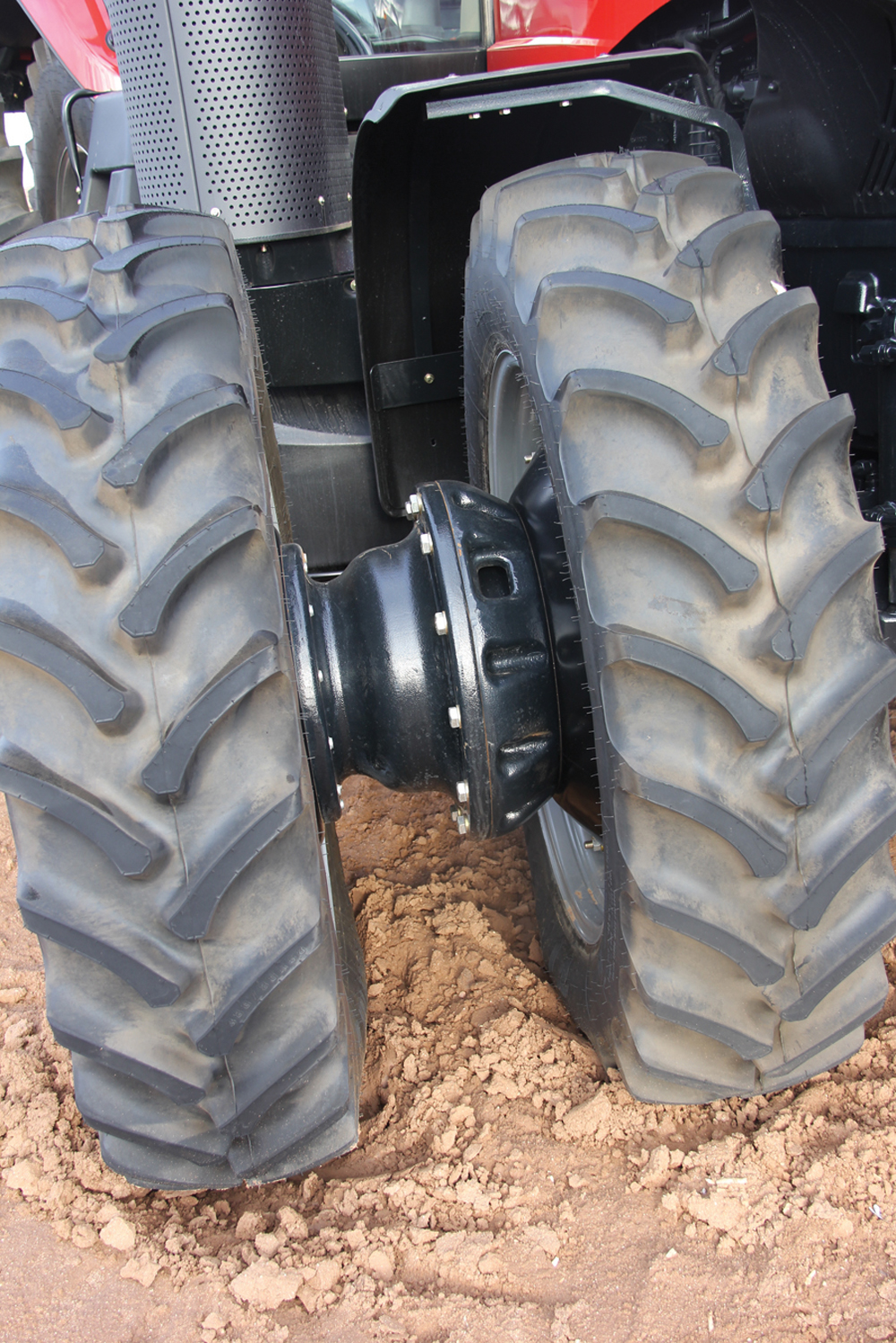A cast iron spacer improves front axle stability and adds ballast for improved traction.