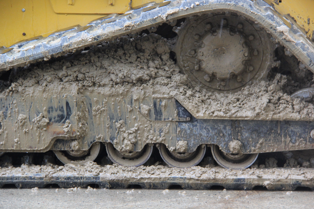 By leaving the interior of the track modules open, the ASV tracks don’t accumulate material under wet conditions. This photo and the next show the build up of mud in a competitive brand while the ASV machine working in the same conditions remains clear.