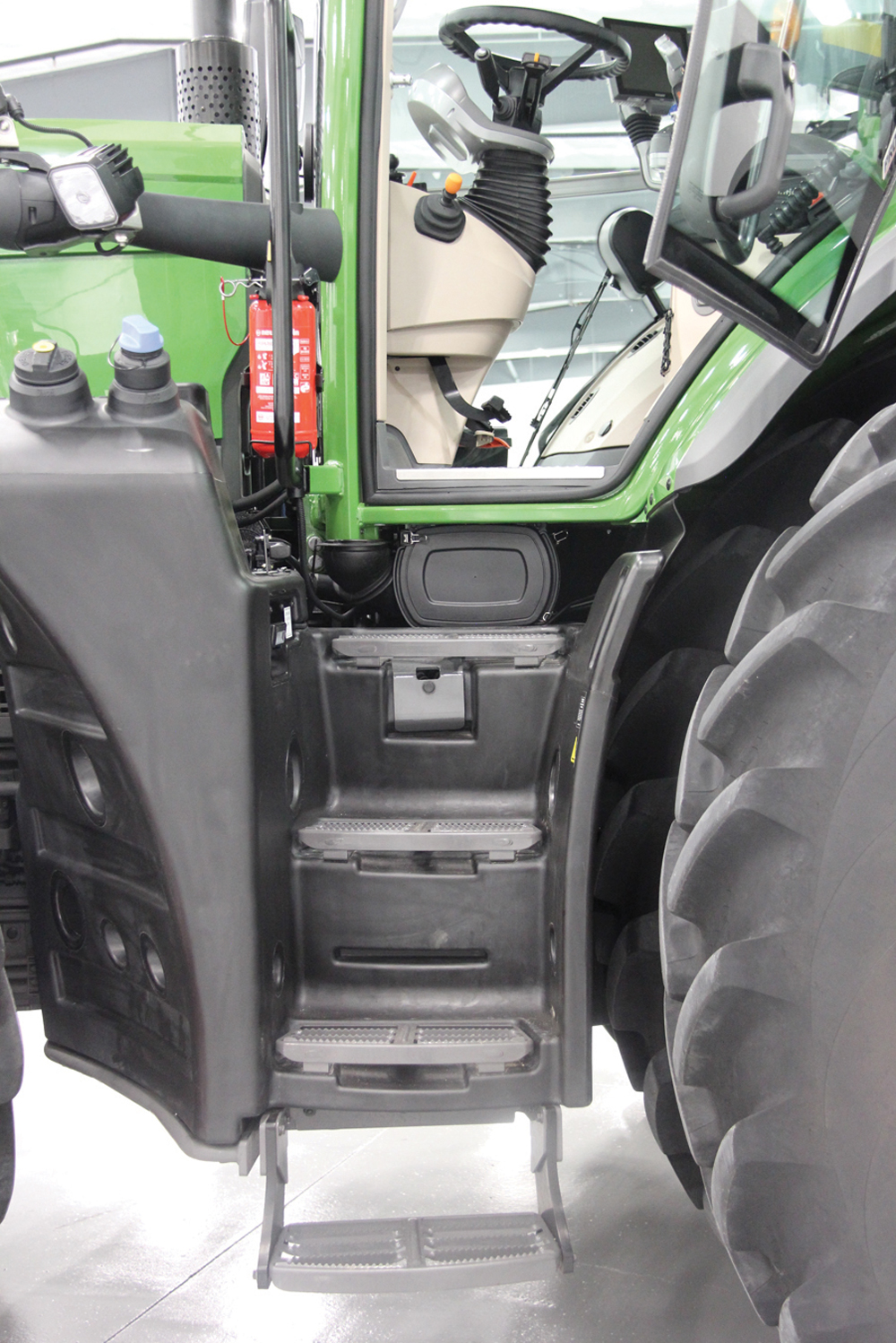 Sloped steps on the 942 make cab access easy.