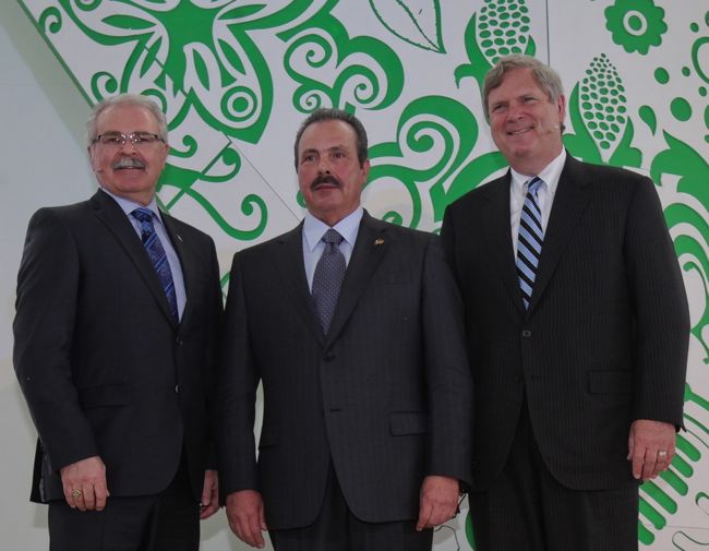 Agriculture Minister Gerry Ritz (l) was in Mexico this week for meetings with Mexican Ag Secretary Enrique Martinez and U.S. Ag Secretary Tom Vilsack (right). (AAFC photo via Marketwire)
