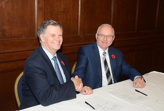 Agriculture Minister Lyle Stewart and Garth Whyte, President & CEO of Fertilizer Canada sign Memorandum of Cooperation.  Photo: CNW Group/Fertilizer Canada
