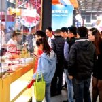 Attendees at the 2017 Food and Hotel China trade show watch USMEF chefs prepare U.S. beef and pork. (USMEF.org)
