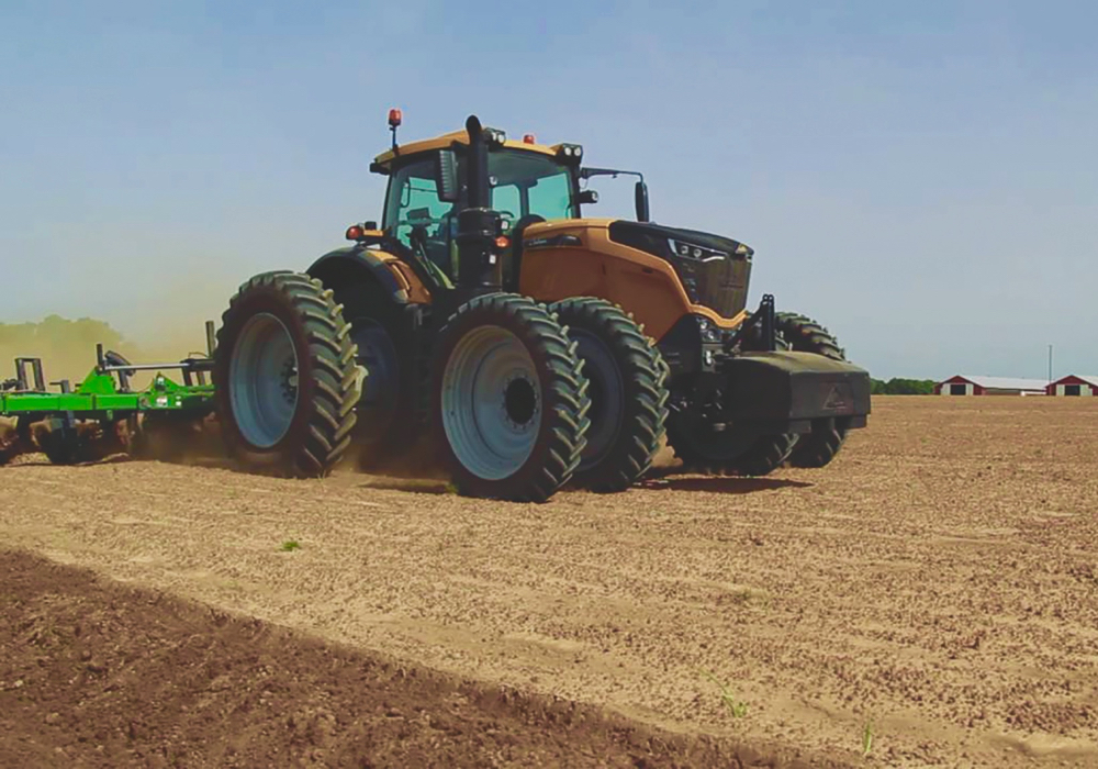 Challenger 1000 Series models are the same basic tractor as those wearing AGCO’s Fendt brand badges. The same tractors get treated to green or yellow paint depending on which dealership they are delivered to. The 1000 Series offer really big horsepower in a rigid-frame MFWD configuration. Four models offer 396 to 517 engine horsepower (380 to 453 at the PTO).
A low-rev. 12.4 litre MAN diesel provides the power in the series and the unique AccuDrive powertrain that routes drive to the axle where it’s needed most.
The two-tracked MT700s come in three models, which run from 380 to 431 horsepower, sport styling that matches the look of the 1000 Series tractors. Underneath their skin, the two-track machines were given so many engineering changes that AGCO called them the “next generation” MT700 Series when they last saw an update.
Built on the AccuEngineering Platform and including the MobilTrac system (track suspension), the MT700s rely on 9.8 Litre AGCO Power diesel engines. Just like the 1000 Series engines, the 9.3 litre diesels offer high torque at low revs, which helps reduce fuel consumption because the engine runs at a relatively low r.p.m.
Behind the engine, the AccuDrive powertrain uses a CVT. The brand claims these systems all work together to make the tractors much more efficient at turning engine torque into useable traction.
MaxxRide three stage suspension system includes oscillating mid-rollers, a redesigned hard bar suspension and lastly a cab suspension. Those features also improve handling on roads at higher speeds. A 10.4-inch touch screen relays information to the operator. The monitors are ISOBUS 11783-compatible, and they can display real-time camera images and handle wireless data transfer tasks.