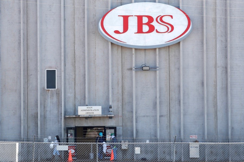 Employees walk around with face masks at the JBS USA meat packing plant at Greeley, Colorado on April 14, 2020. (File photo: Reuters/Shannon Stapleton)
