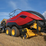 The new baler offers more efficient baling in the field, fewer bales per field, more tons per trailer, and savings in both time and transport costs.