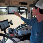 The new FendtONE operator interface relies on up to three display screens.