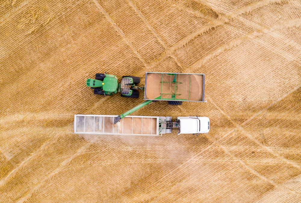 The XT series uses a unique, corner-mount auger design that delivers more than eight feet of forward auger reach, more than 15 feet of side auger reach and more than 13 feet of discharge spout clearance.