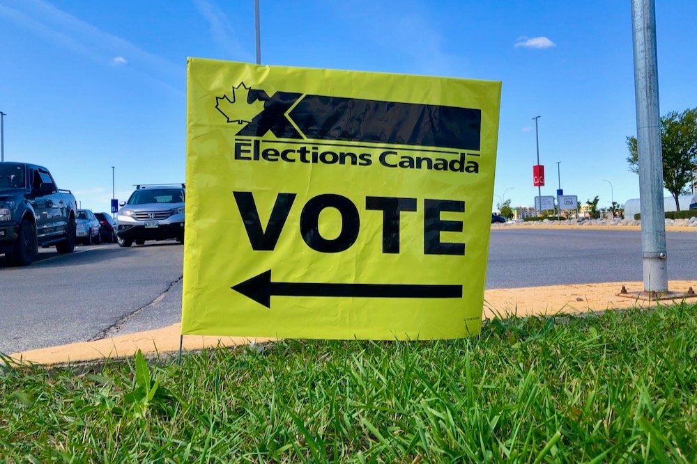 Parking lot signage outside an advance polling station in Winnipeg’s Tuxedo Industrial area on Sept. 12, 2021. (Dave Bedard photo)
