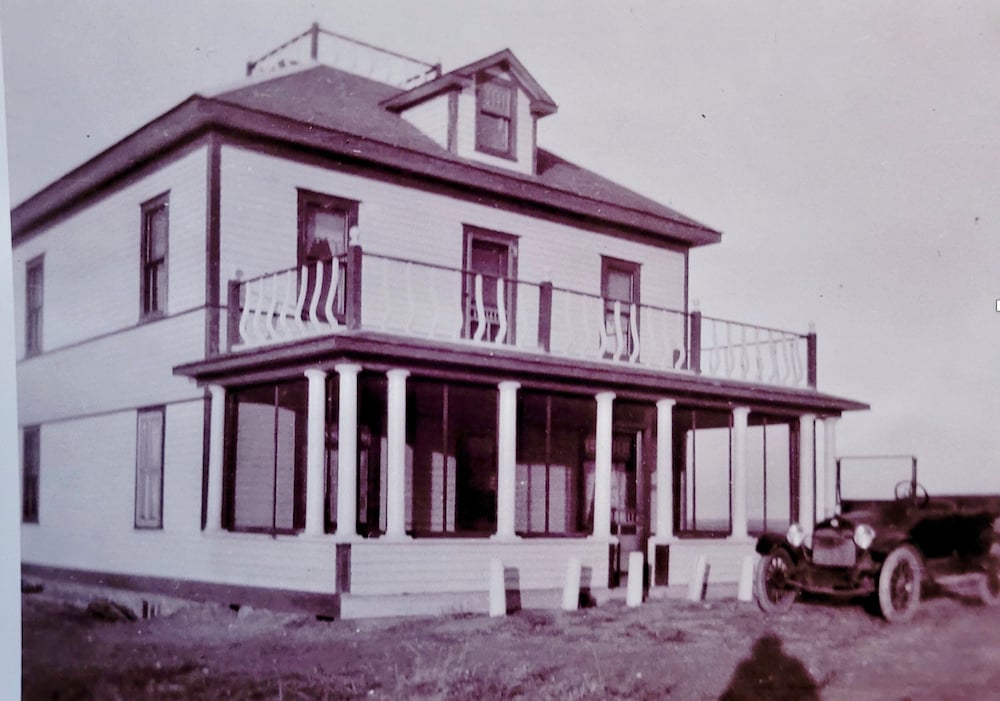 This grand, four-square house was built in 1918 southeast of Oyen, Alta. The house was moved to Oyen in 1953, where it served the Kuich family until 1982. It was sold and demolished in 1992.