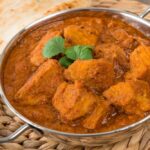 Indian pork curry with naan bread. (Paul_Brighton/iStock/Getty Images)
