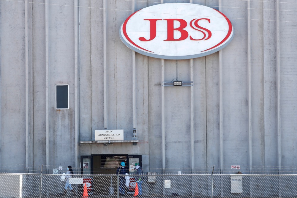 Employees walk around with face masks at the JBS USA meat packing plant at Greeley, Colorado on April 14, 2020. (File photo: Reuters/Shannon Stapleton)
