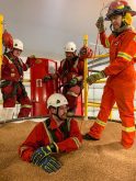 Master trainer Donna Noble
instructs BeGrainSafe trainees on
performing a grain entrapment
rescue during a training exercise.