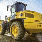 John Deere’s new P-Tier articulating loaders are designed to be manoeuvrable enough to work easily in confined spaces like corrals.