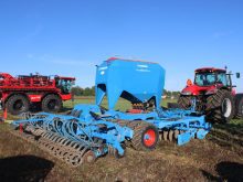 The Solitair DT combines extensive tillage and seeding in one pass, as well as fertilizer application.