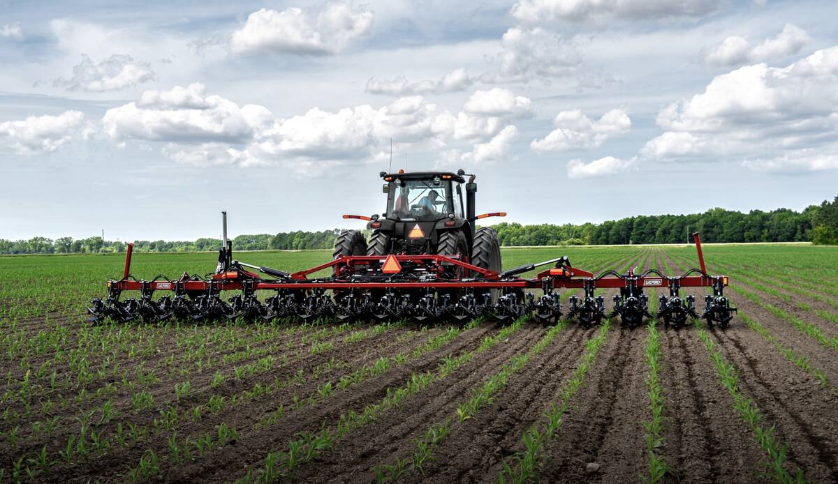Salford row crop cultivator wins AE50 award