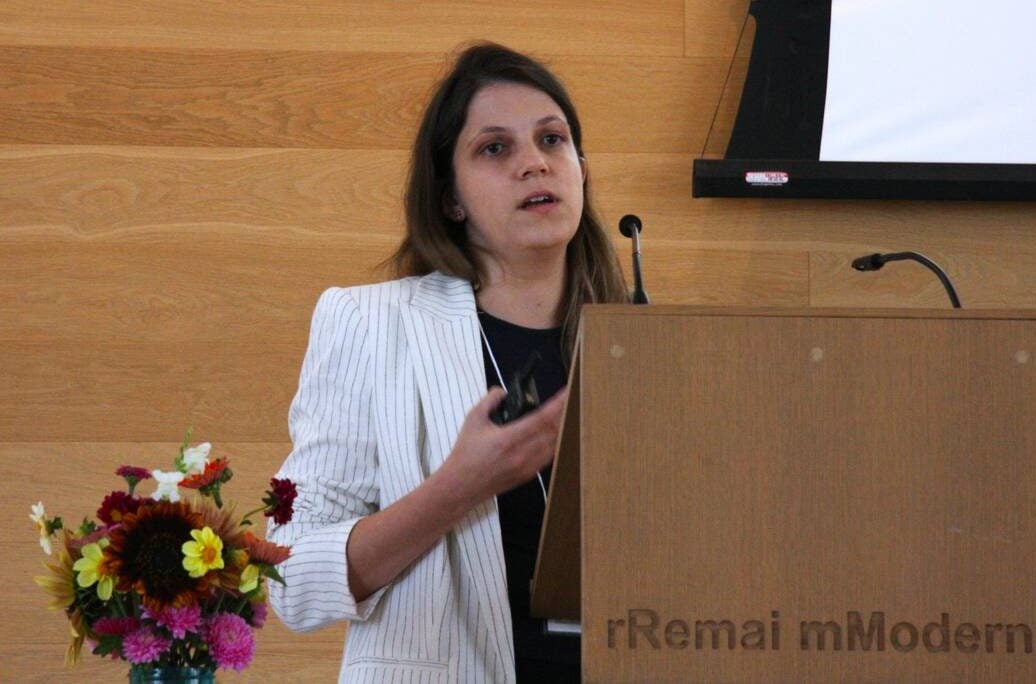 Sheila Andrade, University of Saskatchewan PhD student, presents her research at the Pan American Light Sources for Agriculture conference on Aug. 20, 2025. Photo: Janelle Rudolph