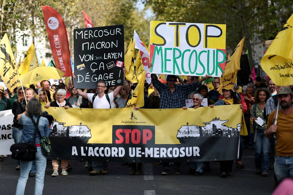 FILE PHOTO: People attend a demonstration called by the French farmers and the Confederation paysanne to protest against the EU-Mercosur free-trade deal between the European Union and the South American countries of Mercosur, in Paris, France, October 14, 2025. Photo: REUTERS/Stephane Mahe
